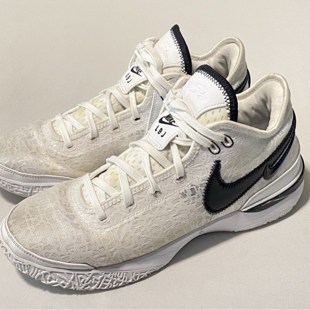 NIKE LEBRON MENS SHOES 11.5
